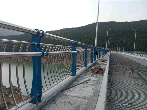 澄迈不锈钢桥梁护栏的特点及其在桥梁安全中的重要作用