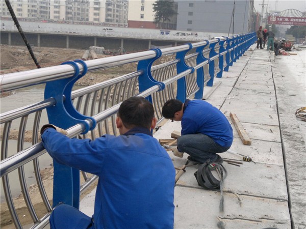 澄迈不锈钢桥梁护栏除锈维护的重要性及其方法