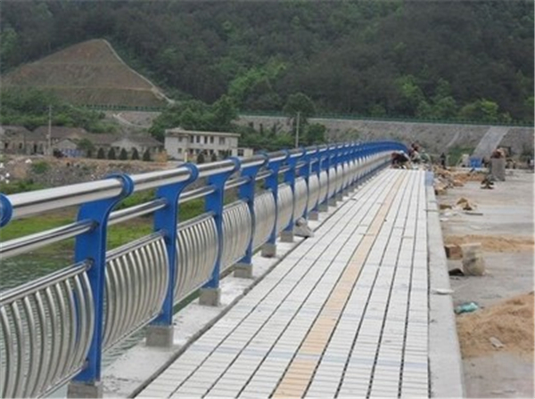 澄迈不锈钢桥梁护栏是一种什么材质的护栏